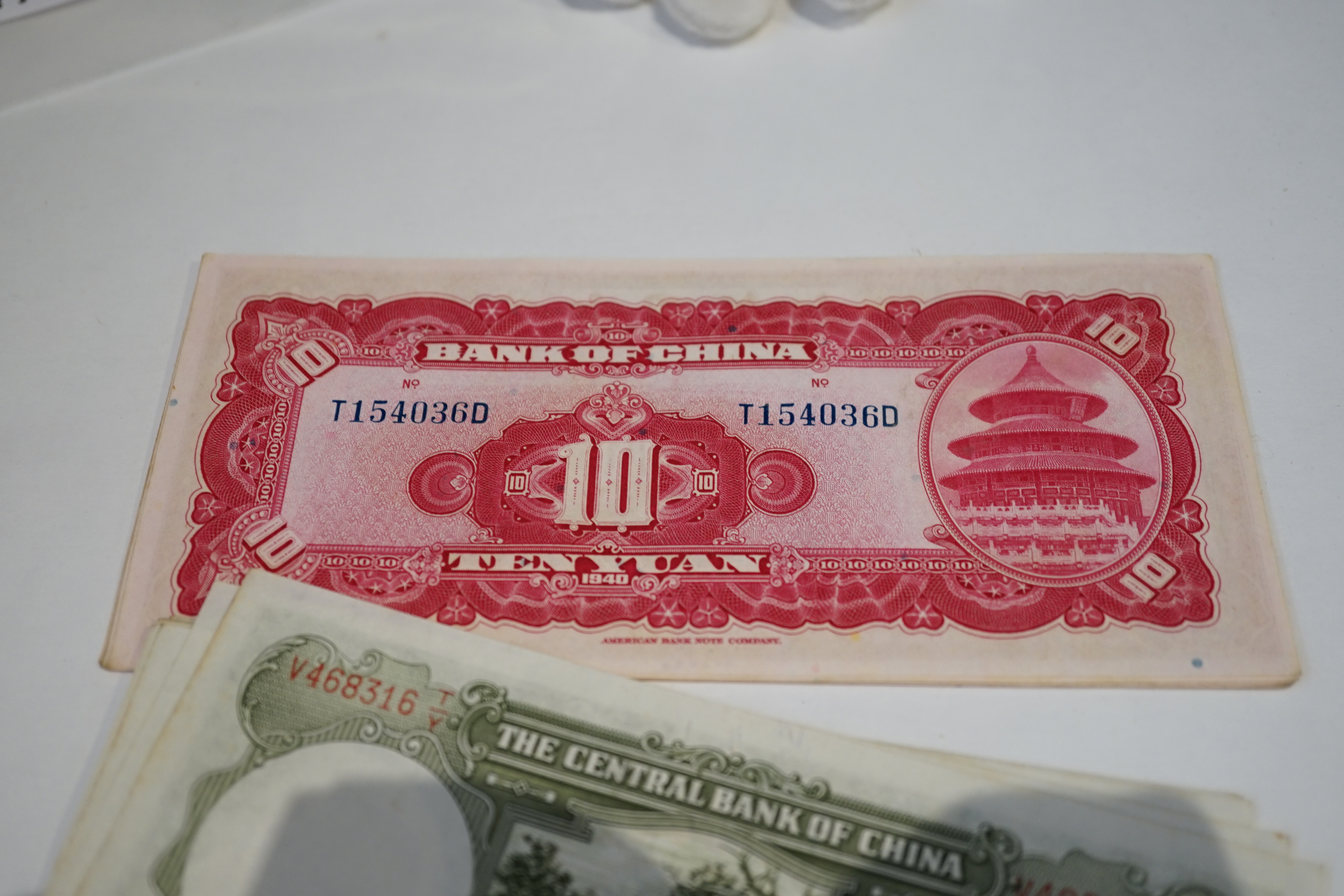 World Bank notes, good VF to UNC, to include a run of 9 consecutive central bank of China five yuan 1936, a run of 10 consecutive Bank of China 10 yuan 1940, Bank of England £1 notes, Elizabeth II, Taiwan, Brazil, Poland